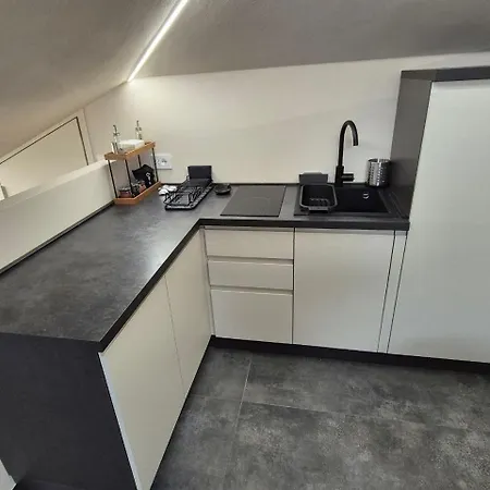 Moderna Mansarda Con Parcheggio Gratuito شقة