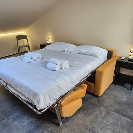 Moderna Mansarda Con Parcheggio Gratuito شقة Diano dʼAlba