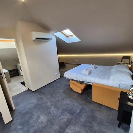 Moderna Mansarda Con Parcheggio Gratuito شقة