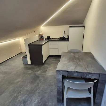 Moderna Mansarda Con Parcheggio Gratuito * Alba (Piedmont)