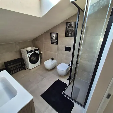 Moderna Mansarda Con Parcheggio Gratuito شقة Diano dʼAlba