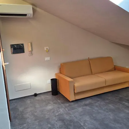 Moderna Mansarda Con Parcheggio Gratuito شقة Diano dʼAlba